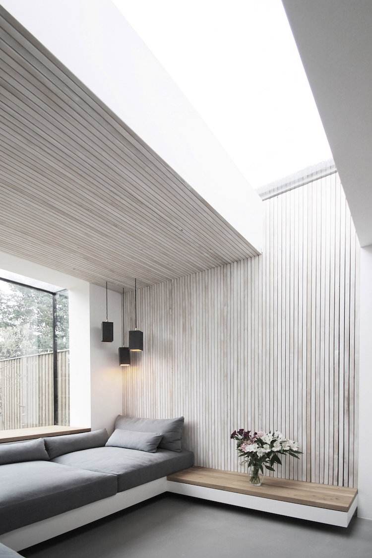 vindueskarm-siddende-moderne-vindues-sæde-hvid-minimalistisk-installerende karnap