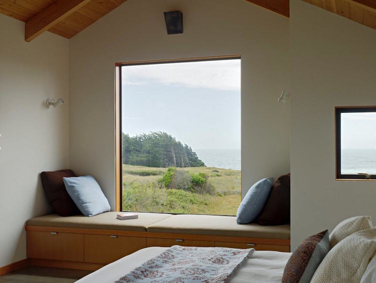 vindueskarm-siddende-soveværelse-lyst-læsning-hjørne-puder