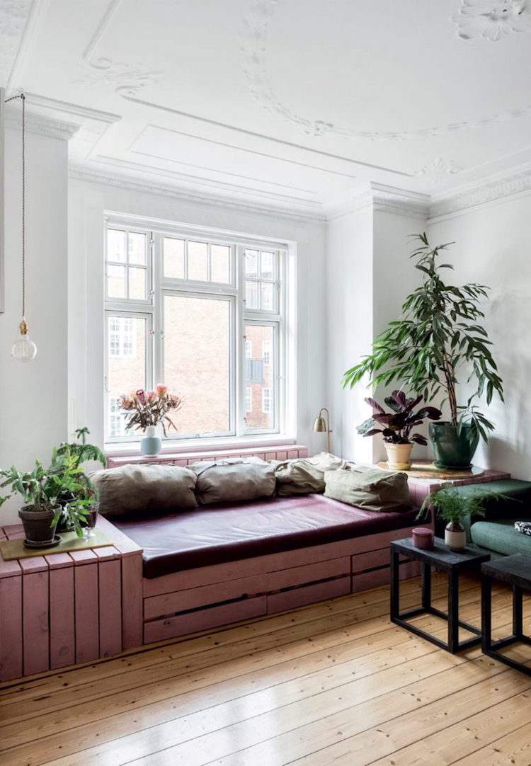 Vindueskarm-sidde-moderne-vindues-sæde-træ-bygge-planter-dekoration
