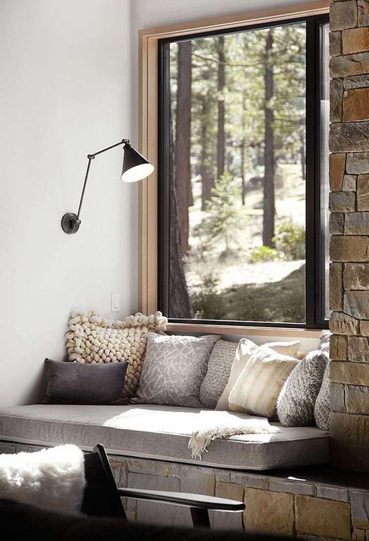 vindueskarm-siddende-moderne-vindues-sæde-natursten-hyggelig-pude-lampe