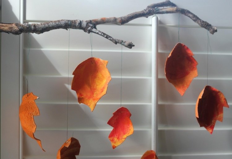Vinduesdekoration i efteråret -kinder-puslet-blaetter-kreativ-gren-mobil
