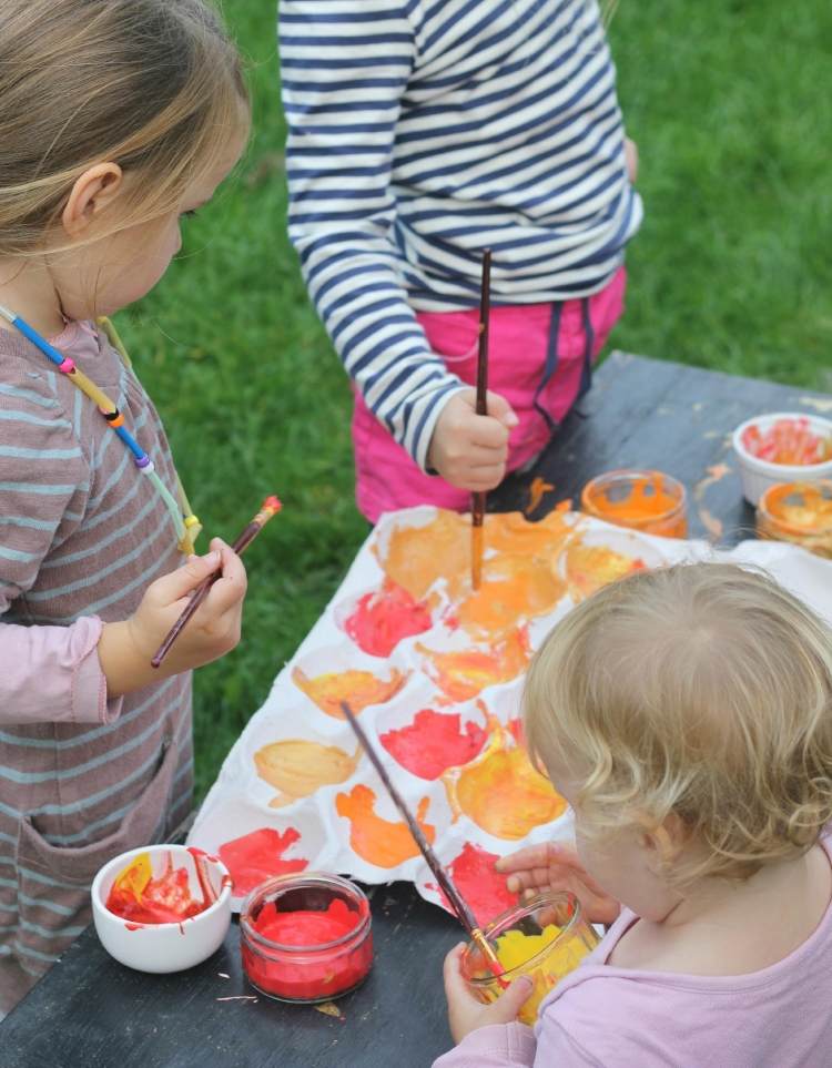 vinduesdekoration-efterår-børn-tinker-børn-mobil-æg-karton-maling-farver