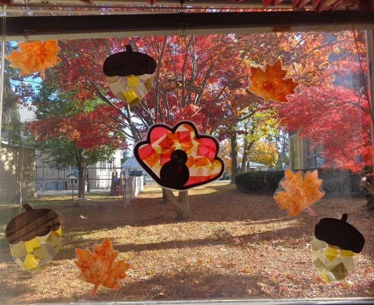 vinduesdekoration-efterår-børn-tinker-vinduesrude-klæbe-på-idé-børnehave-papir