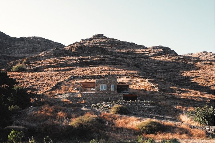 natursten facade-harmonisk-bakke-skråning-landskab