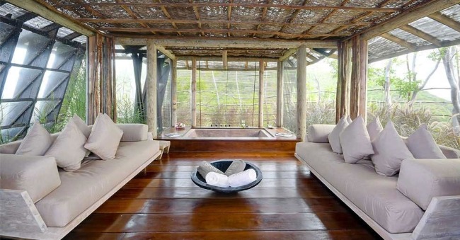 overdækket terrasse trægulv sofa slappe af opium villa