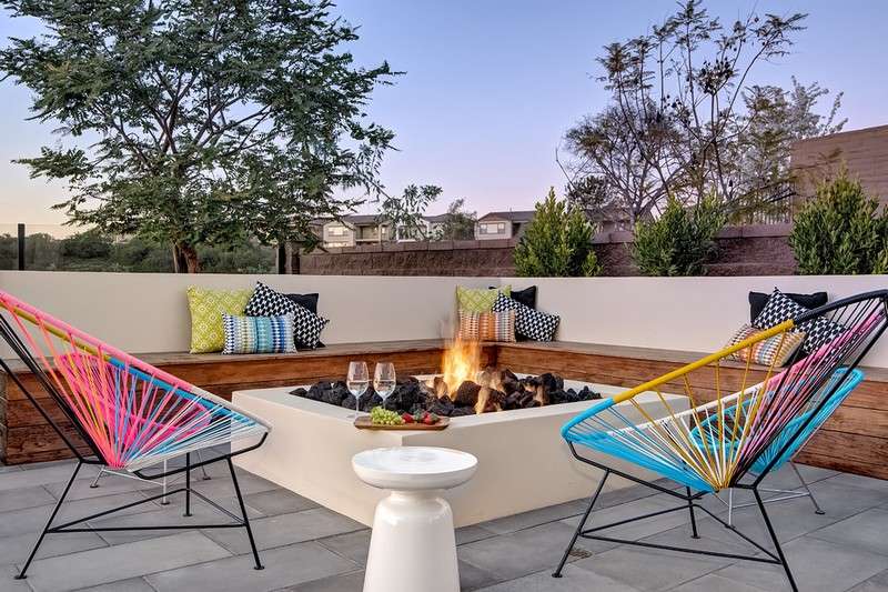 Brazier-havepejs-kul-beton-farverige-stole