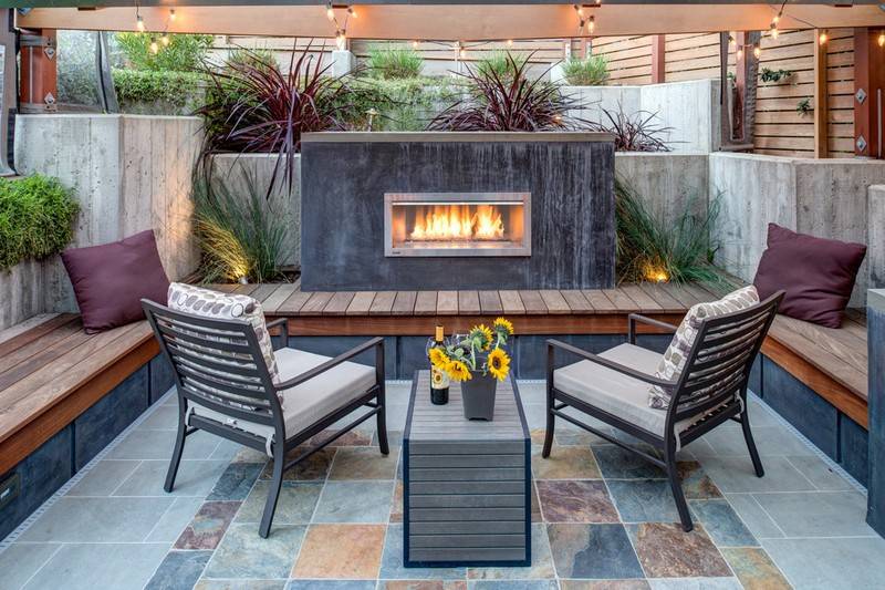 Brandskål-havepejs-moderne-terrasse-natursten-fliser-lille-gas pejs-beklædt