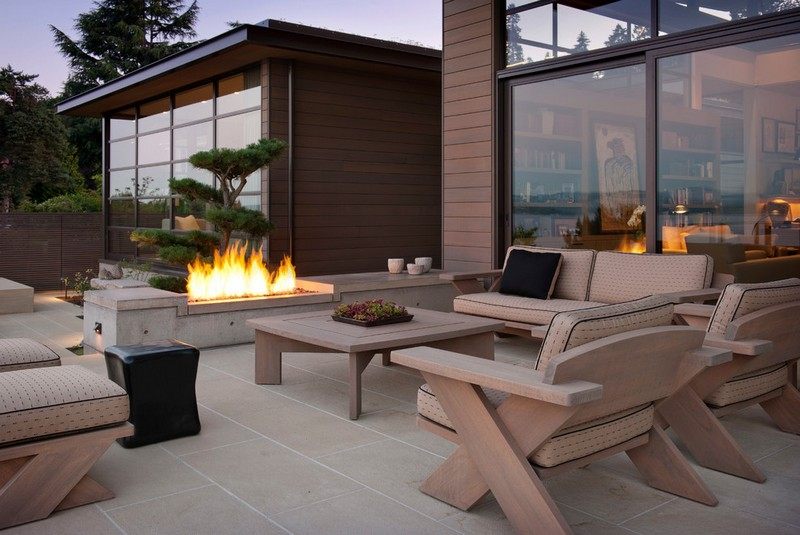 Ildskål-havepejs-beton-terrasse-træ-siddegruppe-bonsai