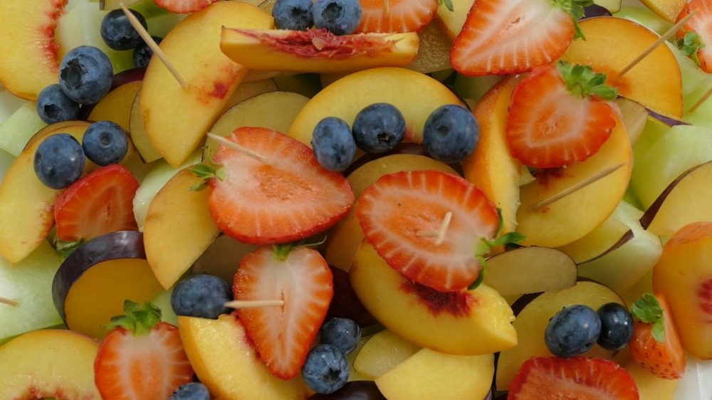 frugtsalat frugtspyd eller frugtspyd, når børn laver fingermad med tandstikker