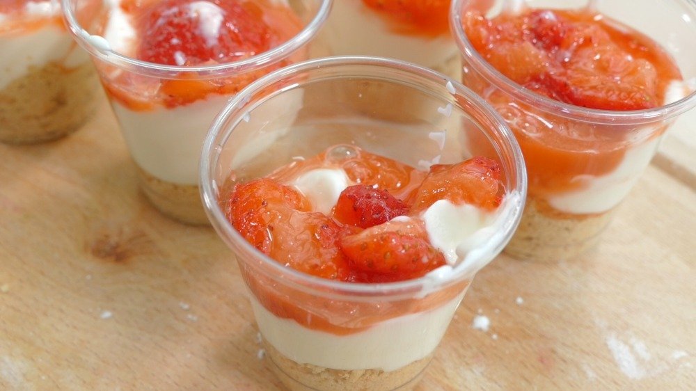ostekage i et glas med skyr -kiks og jordbær med flormelis som børns fingermad