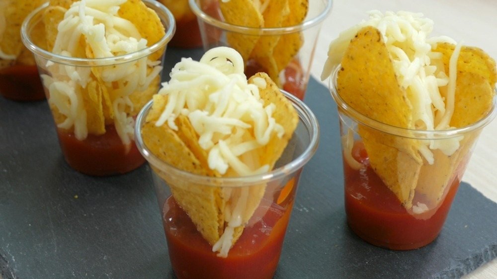 tortillachips salsadip med ost i et glas