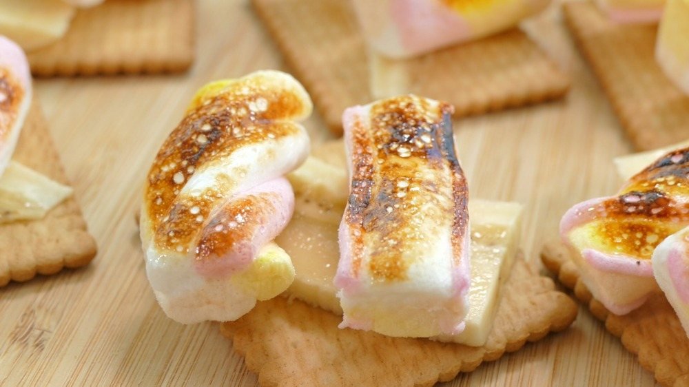 skumfidus kiks med banan til børns fest fingermad karameliseret med køkkenbrænder