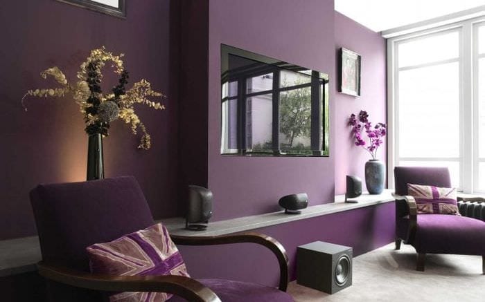 עיצוב בהיר של הדירה בצבע סגול
