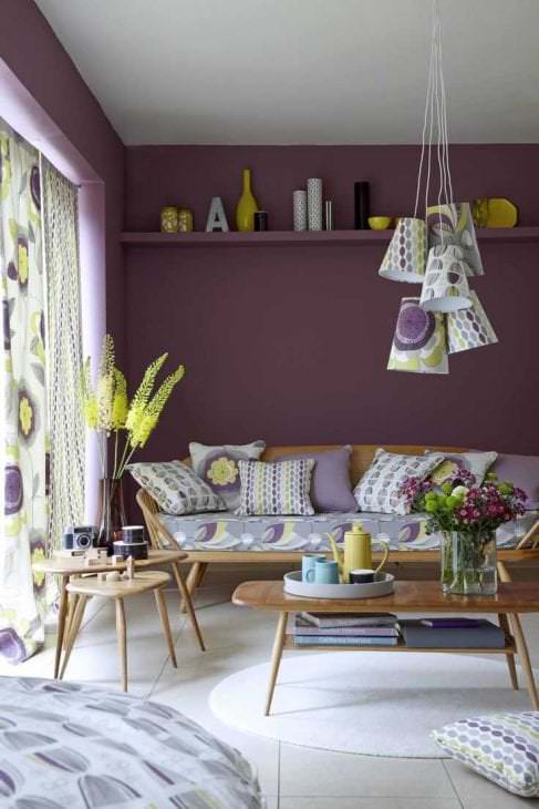 تصميم غير عادي لغرفة المعيشة باللون الأرجواني