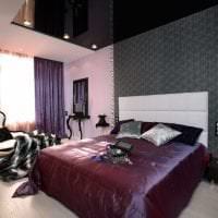 עיצוב חדר שינה בהיר בתמונה בצבע סגול