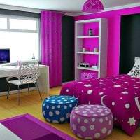 غرفة المعيشة ذات الطراز الفاتح باللون الأرجواني