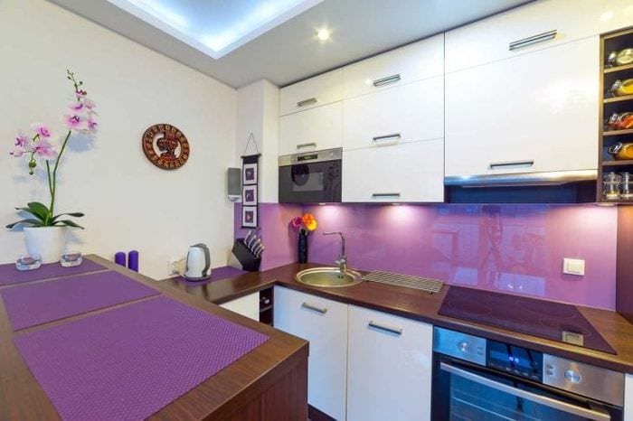 סגנון יוצא דופן של הדירה בצבע סגול