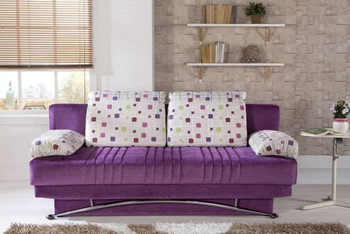 светло лилав диван в декора на коридора