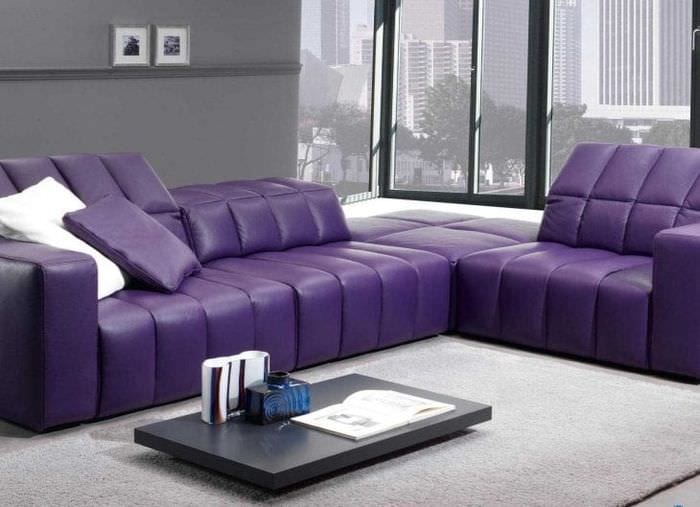светло лилав диван в дизайна на спалнята
