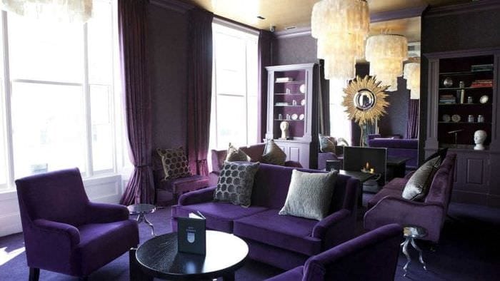 тъмно лилав диван в дизайна на хола