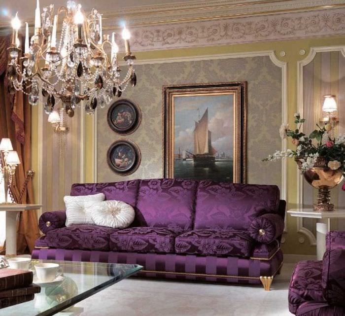 светло лилав диван в декора на апартамента