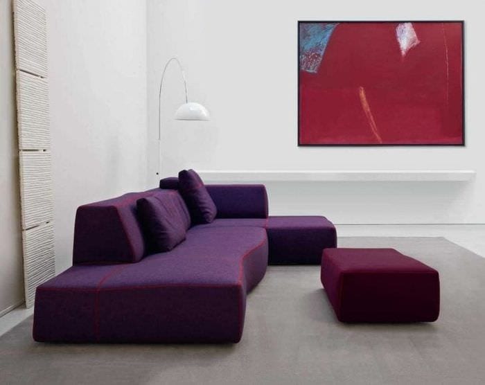 светло лилав диван в декора на хола
