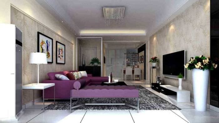 тъмно лилав диван в домашен стил