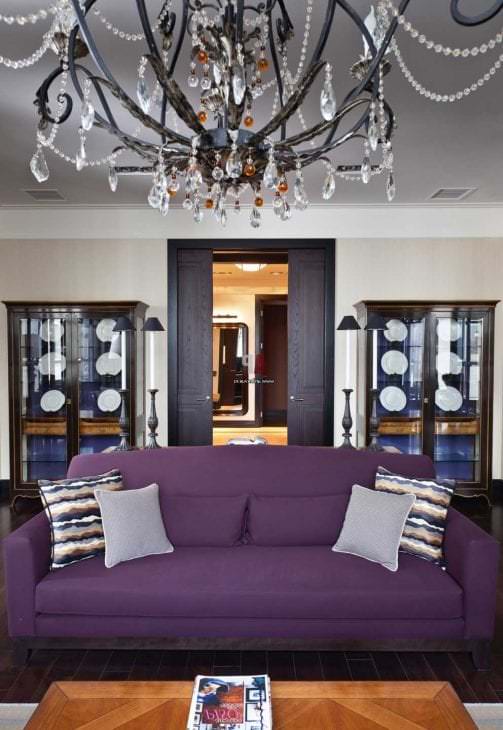 светло лилав диван в дизайна на коридора