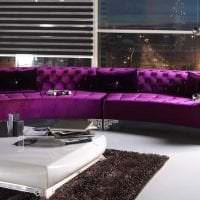 тъмно лилав диван в снимка дизайн на спалня
