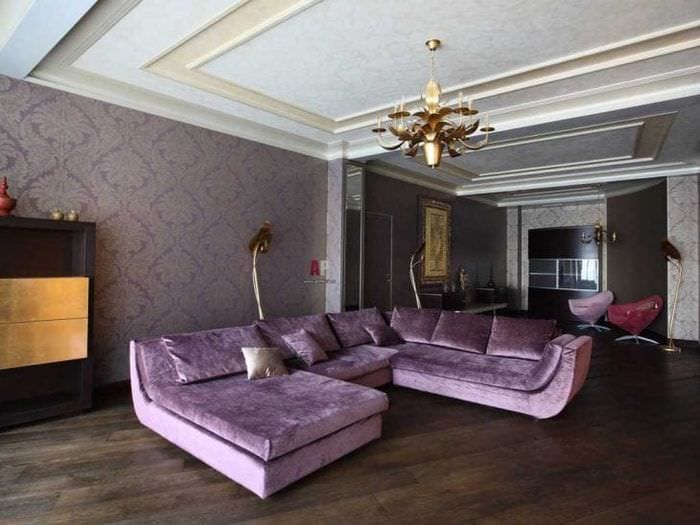 светло лилав диван във вътрешността на къщата