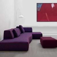 светло лилав диван в декора на снимката на апартамента