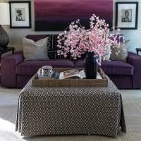 тъмно лилав диван в снимка на декора на дома