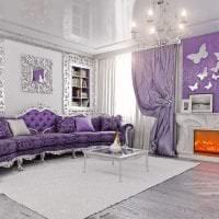 тъмно лилав диван в картината на декора на хола