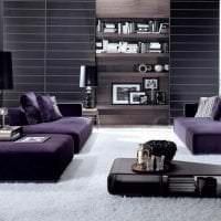 тъмно лилав диван в декор на апартамент снимка