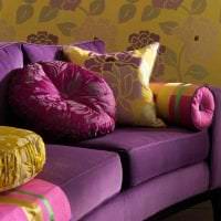 светло лилав диван във вътрешността на апартамента снимка