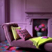 светло лилав диван във фасадата на коридора