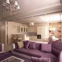 тъмно лилав диван в снимка на декора на дома