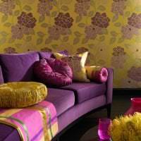 светло лилав диван във вътрешността на къщата картина