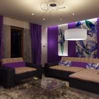 тъмно лилав диван във фасадата на хола снимка