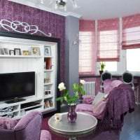 тъмно лилав диван в картина за домашен дизайн