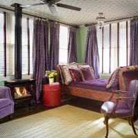 светло лилав диван в декор на спалня снимка