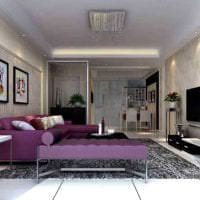 тъмно лилав диван в декора на снимката на коридора