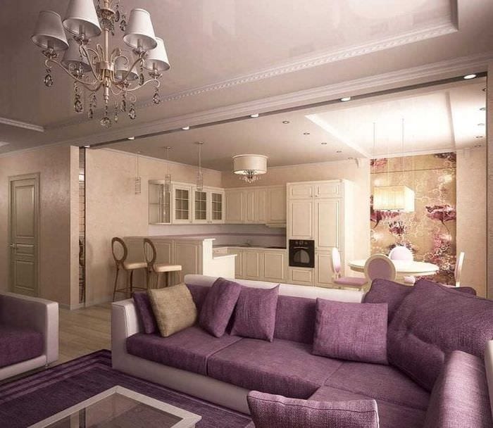 тъмно лилав диван в домашния дизайн