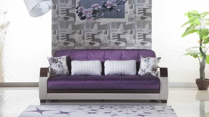 тъмно лилав диван в декора на хола
