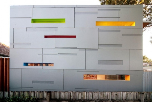 Facade designpaneler-metal grå vinduesåbninger smal udsigt til gaden