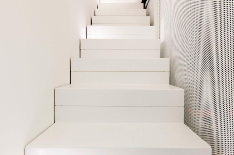 fliser-stort-format-trapper-hvid-minimalisme-perforerede-paneler-trappe