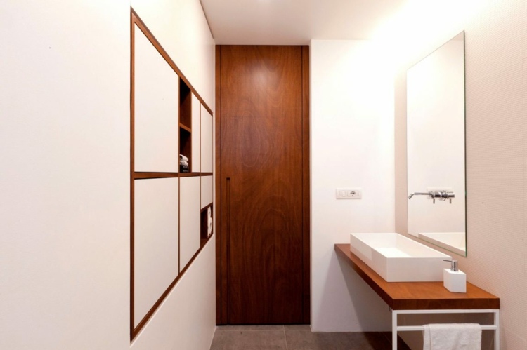 fliser-stort-format-indbygget-i-hylde-badeværelse-design-træ-dør-hvide vægge