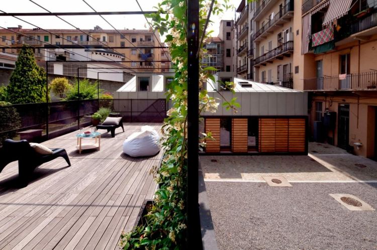 fliser-stort-format-terrasse-forvitret-træ-grå-pergola-metal