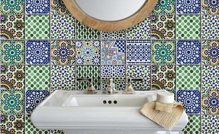 flisedesign i badeværelset selvklæbende-folie-klistermærke-patchwork-design-farverigt