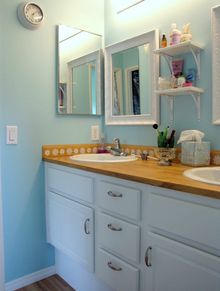 flisedesign-badeværelse-hvidt-badeværelsesskab-lyseblå-vægmaling-gipsvæg
